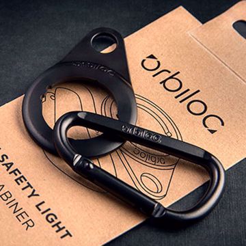 Orbiloc Carabiner är lätt att fästa på kläder eller ryggsäcken. Orbiloc Carabiner