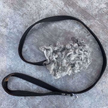 Visa detaljer för Rufus, fårskinnsleksak med pip, fast handtag Fårskinnsleksak med pipis och svart fast handtag.