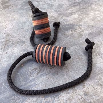 Visa detaljer för Kampleksak SMÅ-KLUMPIG i giftfritt läder Små-klumpig hundleksak