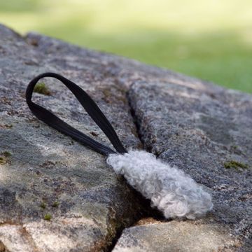 Visa detaljer för Igloo med pip, fårskinnsleksak till mindre hund Igloo fårskinnsleksak med pip