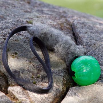 Visa detaljer för Ärtan med boll, svenskt fårskinn och fast handtag Ärtan med grått fårskinn och fasta handtag