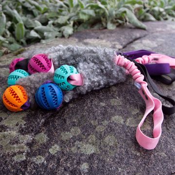 Visa detaljer för Hector fårskinnsleksak med liten dentalboll och expanderhandtag Hector i fina färger