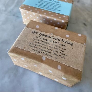 Visa detaljer för Oparfymerad med honung, handgjord hundtvål 100 gram Hundtvå Honung från Byggets Gård