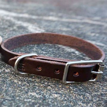 Visa detaljer för Läderhalsband vegetabilgarvat, svensktillverkat Halsband i brunt, fettat skinn, miljöcertifierat och ekologiskt