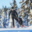 Matte som kör skijoiring tillsammans med sin hund i ett snövitt landskap med utrustning från Non-stop.