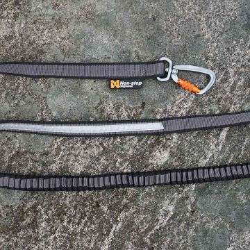 Visa detaljer för Non-stop dogwear Touring bungee - expanderkoppel Det 23 mm breda touring bungee kopplet från Non-stop dogwear
