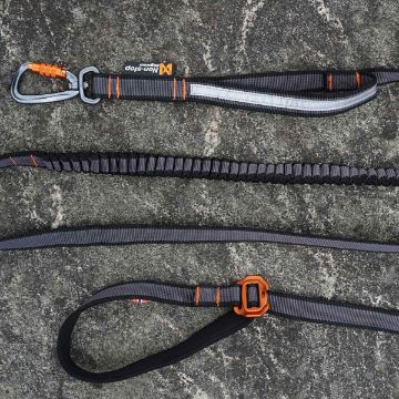 Visa detaljer för Non-stop dogwear Touring bungee adjustable - justerbart expanderkoppel Touring bungee kopplet från Non-stop med reflexdetaljer och oranga sömmar och metallspännen.