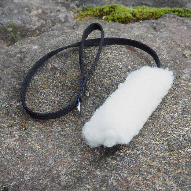 Fylld stor fårskinnsleksak med vitt svenskt fårskinn och svart fast handtag