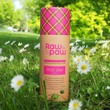 Visa detaljer för Raw for paw Hjort - ekologiskt hundgodis Raw for paw hjort kommer i en naturfärgad tub med rosa och gul rutigt lock.