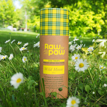 Visa detaljer för Raw for paw Älg - ekologiskt hundgodis Raw for paw älg kommer i en naturfärgad tub med gul och grön/blå rutigt lock.