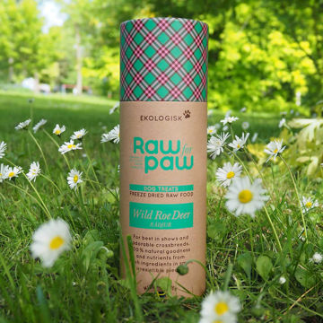 Visa detaljer för Raw for paw Rådjur - ekologiskt hundgodis Raw for paw rådjur kommer i en naturfärgad tub med rosa och blå/grön rutigt lock.