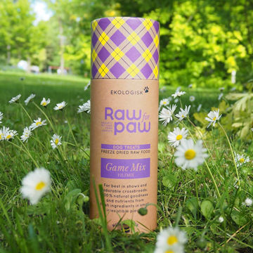 Visa detaljer för Raw for paw viltmix - ekologiskt hundgodis aw for paw vildmix kommer i en naturfärgad tub med lila och gul rutigt lock.