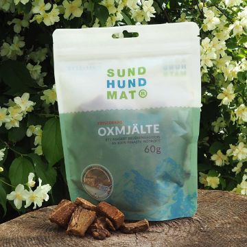 Oxmjälte från Sund Hundmat - ett magrare hundgodis Frystorkad oxmjälte från Sund hundmat kommer i en praktisk återförslutningsbar påse. Oxmjälte är fyrkantiga i sin form.