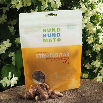 Elitbitar från Sund Hundmat - ett unikt hundgodis Frystorkade strutsbitar från Sund hundmat kommer i en praktisk återförslutningsbar påse. Strutsbitarna är lite mindre än de andra smakerna och mer oregelbunda i sin form. Påsen är gul och vit.