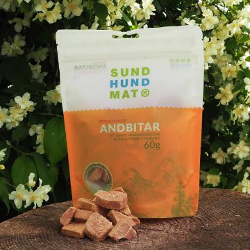 Andbitar från Sund Hundmat är lätta att bryta. Frystorkade andbitar från Sund hundmat kommer i en praktisk återförslutningsbar påse. Andbitarna är lite större och fyrkantiga i sin form. Påsen är orange och vit.