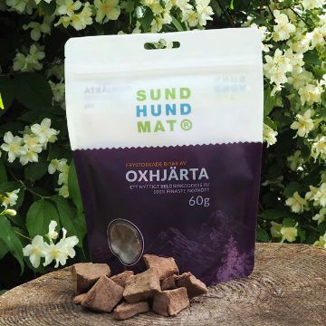 Oxhjärta från Sund Hundmat - nyttigt och gott Frystorkat oxhjärta från Sund hundmat kommer i en praktisk återförslutningsbar påse. Oxhjärtat är lite oregelbunda  i sin form. Påsen är auberginefärgad och vit.