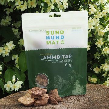 Lammbitar från Sund Hundmat - vår storsäljare Frystorkade lammbitar från Sund hundmat kommer i en praktisk återförslutningsbar påse. Lammbitarna är lite oregelbunda i sin form. Påsen är grön och vit.