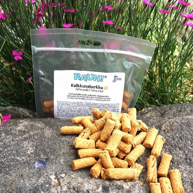 Kalkongodiset från Nutriment kommer i en genoskilnig plastpåse som går att återförsluta. Vomstickorna ligger framför påsen.