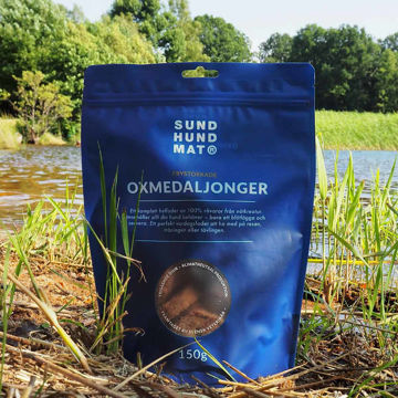 Visa detaljer för Frystorkade oxmedaljonger, hundgodis / helfoder Frystorkade oxmedaljonger från Sund Hundmat kommer i en återförslutningsbar blå påse.