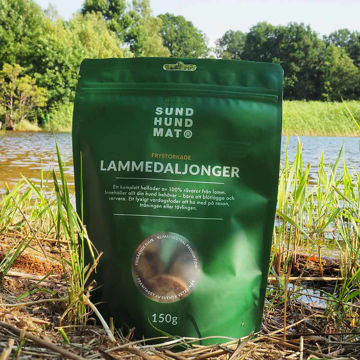 Visa detaljer för Frystorkade lammedaljonger, hundgodis / helfoder Frystorkade lammedaljonger från Sund Hundmat kommer i en återförslutningsbar grön påse.