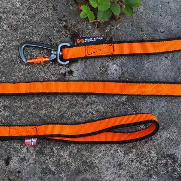 Visa detaljer för Non-stop dogwear Bungee leash orange- elastisk draglina Bungee leash från Non-stop dogwear är ett orange koppel med expander hela vägen.