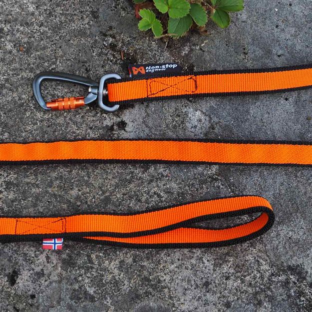 Bungee leash från Non-stop dogwear är ett orange koppel med expander hela vägen.