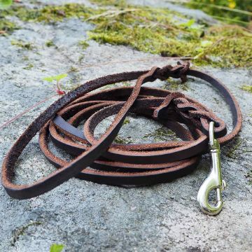 Välarbetat, smalt koppel i naturgarvat, miljöcertifierat skinn. Lätt och sofistikerat. Smalt skinnkoppel ihoprullat på en sten. Pistolhake och enkla flätade detaljer.