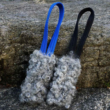 Visa detaljer för Igloo, fårskinnsleksak till lite mindre hund Igloo med är en mindre fåskinnsleksak. Handtag och fårskinnsdel är ungefär lika långa.