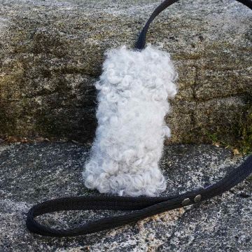 Visa detaljer för Hubbe fårskinnsleksak med flera pipisar Fårskinnsleksak med grått fårskinn och fast långt handtag.