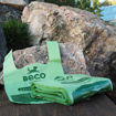 Nedbrytbara bajspåsar från Beco med handtag i ljusgrön färg.