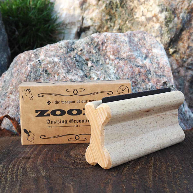 Fällskrapan från Zooro är gjord i trä med en fintandat metallblad.