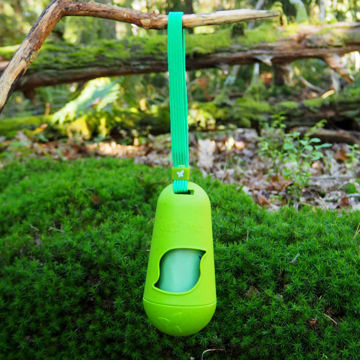 Visa detaljer för Bajspåsehållare med 15 bajspåsar Beco Klassisk bajspåsehållare från Beco. Grön med elastiskt handtag.