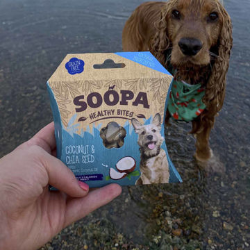 Visa detaljer för Kokosnöt & chiafrön - Soopa Bites veganska hundgodis Soopas smak kokos och chiafrön kommer i en turkos förpackning.