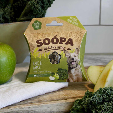 Visa detaljer för Grönkål & äpple - Soopa Bites veganska hundgodis Soopa bite kommer i smaken grönkål och äpple. Förpackningen är grön.