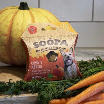 Visa detaljer för Morot & pumpa - Soopa Bites veganskt hundgodis Soopas smak morot och pumpa kommer i en orange förpackning.