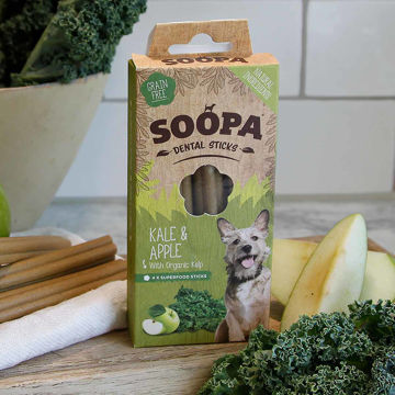 Visa detaljer för Grönkål & Äpple - Soopa Sticks veganska tuggpinnar, 4-pack Soopa sticks i smaken äpple och grönkål kommer i en grön förpackning.
