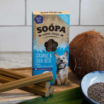 Visa detaljer för Kokosnöt & chiafrön - Soopa Sticks veganska tuggpinnar, 4-pack Soopa sticks i smaken kokosnöt och chiafrön kommer i en blå förpackning.