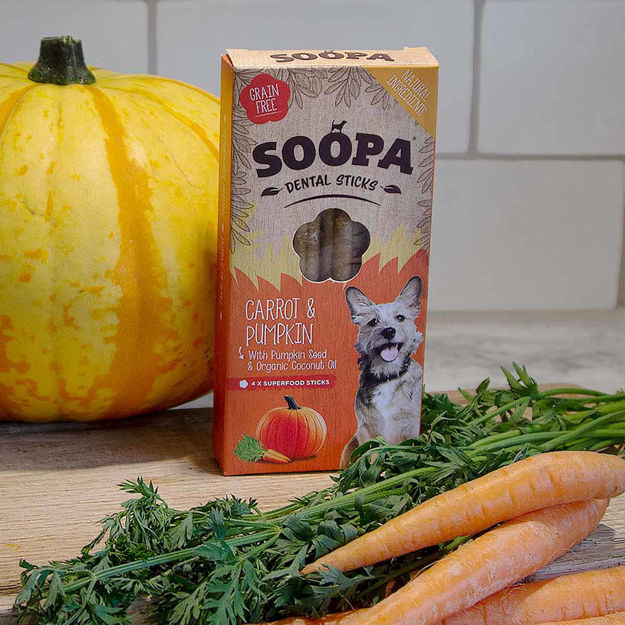 Soopa sticks i smaken morot och pumpa kommer i en orange förpackning.