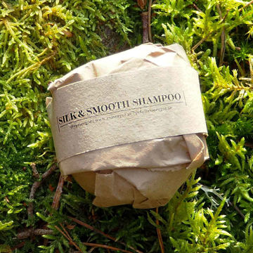 Visa detaljer för Silk & Smooth Hundschampo 80-90 gram - Esmergot Silk and Smooth från Esmergot är ett hundschampo som kommer som en shampoo-bar. Den är förpackad i vikt papper.