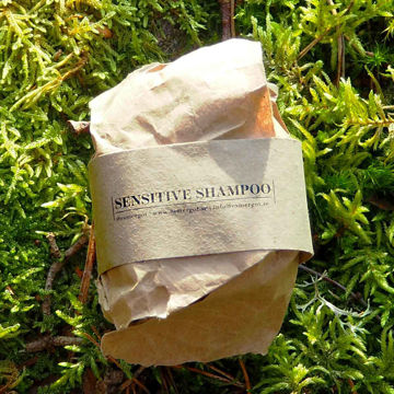 Visa detaljer för Sensitive hundschampo 80-90 gram - Esmergot Sensitive från Esmergot är ett hundschampo som kommer som en shampoo-bar. Den är förpackad i vikt papper.