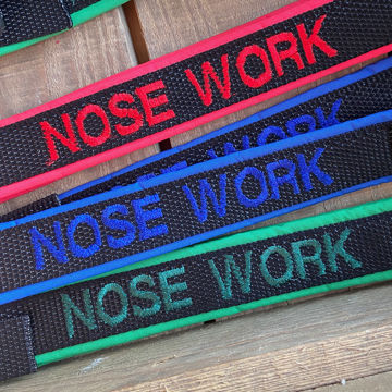 Visa detaljer för Nosework-halsband, handsydda i Sverige Nosework-halsband med broderi, grön, blå och hallonröd
