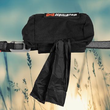 Visa detaljer för Non-stop dogwear Baggy Bag 2.0 - bajspåshållare Hundbajspåse som sitter på ett koppel.