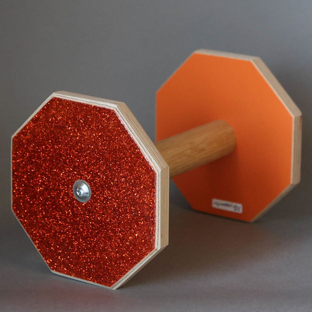 Orange lydnadsapport med glittrig utsida och greppinne av obehandlad ek