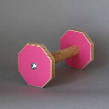 Liten ceriserosa lydnadsapport med greppinne av naturlig ek