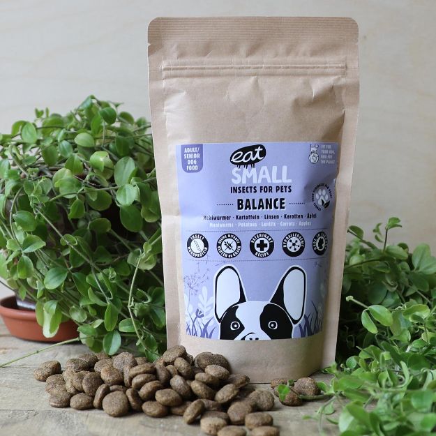 Eat small är ett hundfoder som kommer i en liten 150 grams påse som är återförslutningsbar. Påsen har ljuslila etikett.