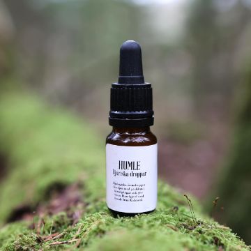 Visa detaljer för Djuriska droppar Djuriska droppar från Humle i Kalvsved kommer i en mörkbrun flaska med pipett.
