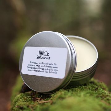 Visa detaljer för Tass-salva Raska Tassar 60 ml Tassalva Raska Tassar från Humle i Kalvsved kommer i en rund aluminiumburk.
