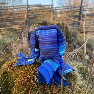 Visa detaljer för Cookie Squid® Comet godisboll kastvänlig  blå rand Cookie Squid® Comet godisboll randig blå i kvällsljus på en stubbe