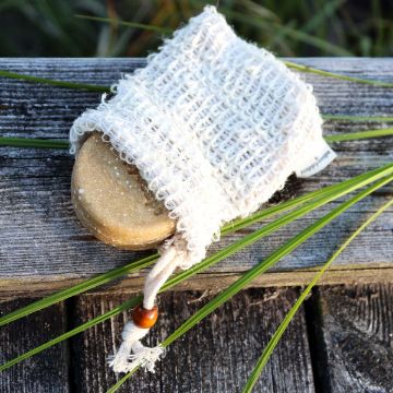 Visa detaljer för HappySoaps virkad påse till schampobar / tvål Vit påse till tvålarna från HappySoap.