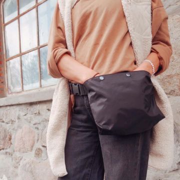 Visa detaljer för Labanbag Retrieve hundträningsväska Laban bags retrieve är svart med tryckknappar. En stor hundträningsväska med två fack.